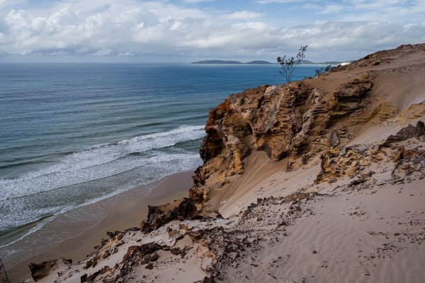 Carlo Sand Blow, Rainbow Beach