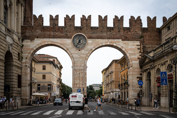 Das historische Stadttor Portoni della Bra in Verona – Romeos Fluchtweg.