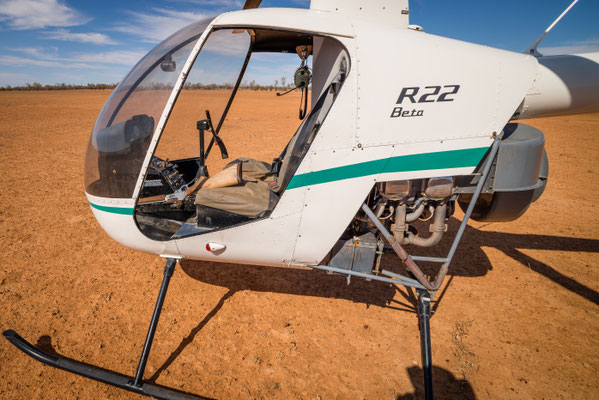 Auf dem Weg nach Stonehenge - ein bewaffneter Helikopter