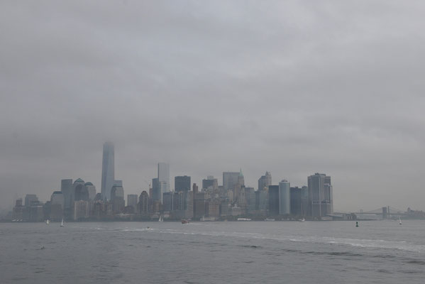 Auf dem Weg nach Ellis Island: Skyline im Hintergrund