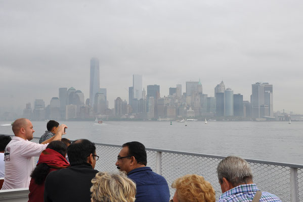 Auf dem Weg nach Ellis Island: Skyline im Hintergrund