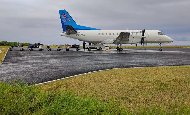 Airport Aitutaki - vor dem Flug nach Rarotonga - das Gepäck wird eingeladen