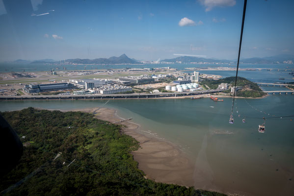 Ngong Ping Cable Car zum Big Buddha - Sicht auf Flughafen