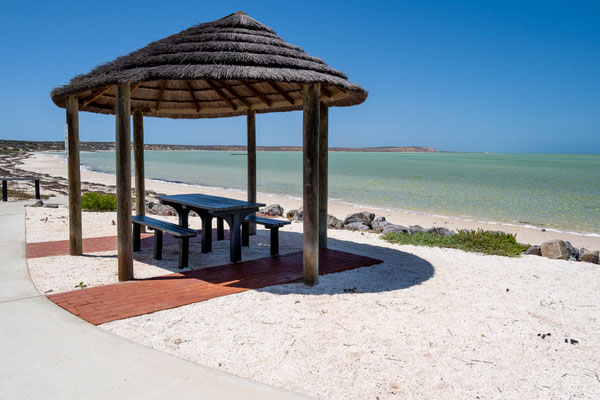Denham auf der Shark Bay Halbinsel - Picknickplatz am Strand