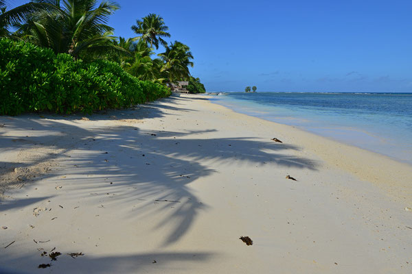 Strand vor dem Beach-Chalet mit Sicht zum Hotel-Restaurant