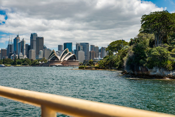 Mit der Fähre  vom  Circular Quai, vorbei an der Opera, nach Kirribilli