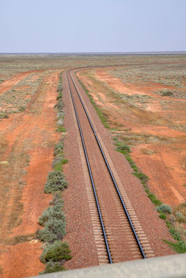 Stuart Highway - Brücke über das Trassee des 'Ghan'