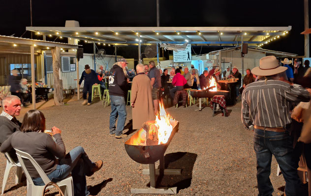 Yowah Pub am Abend
