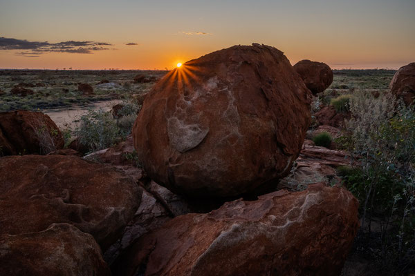 'In the Rocks' Free Camp , Pilbara - Sonnenaufgang zwischen roten Riesenmurmeln