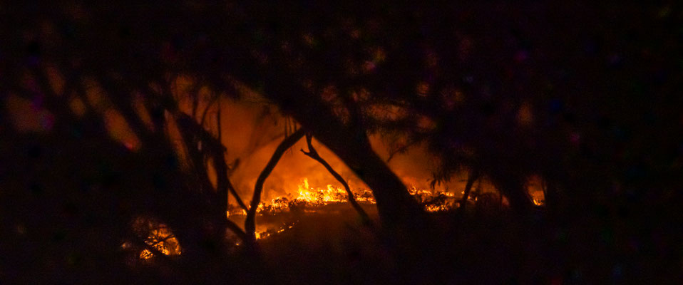 Victoria River Roadhouse - das nahe Buschfeuer am anderen Ufer den Victoria River