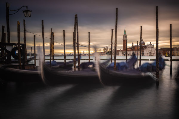 Venedig - Riva degli Schiavoni, Uferpromenade mit Gondeln und der Insel San Giorgio Maggiore im Hintergrund