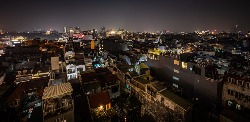 Hanoi - Rooftop-Bar des 'La Mejor' Hotels - Aussicht über das nächtliche Hanoi