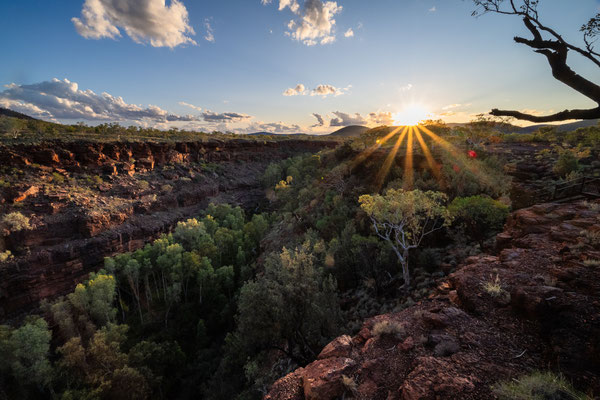 Karijini Nationalpark - Dales Gorge Rim Walk bei Sonnenuntergang