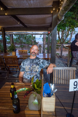 Nachtessen im 'the Garage Bar & Grill' direkt beim Strand, mit Live-Musik
