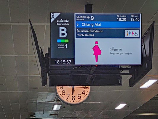 Abfahrtsmonitor für den Special Express Zug Nr. 9 nach Chiang Mai am Krung Thep Aphiwat Central Terminal.