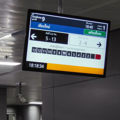 Abfahrtsmonitor für den Special Express Zug Nr. 9 nach Chiang Mai am Krung Thep Aphiwat Central Terminal.