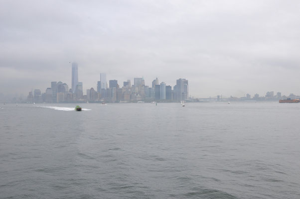 Auf dem Weg nach Ellis Island: Skyline im Hintergrund