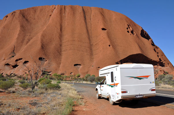 mit dem Auto um den Uluru