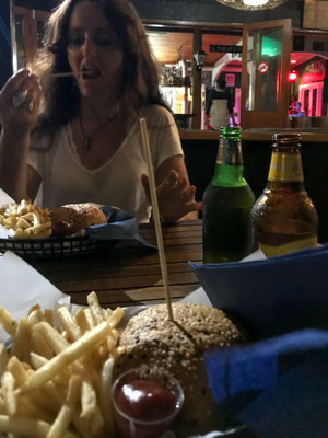 'The Garage Bar & Grill' direkt beim Strand