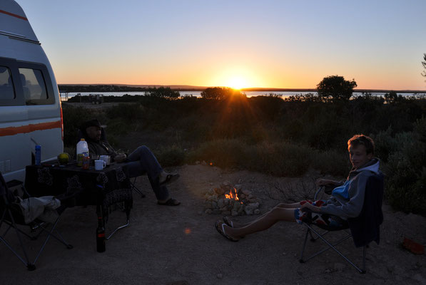 auf dem Campingplatz Baird Bay - Sonnenuntergang über der Bucht