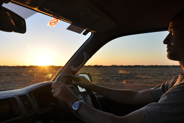 Auf dem Stuart Highway Richtung Süden - es wird Abend