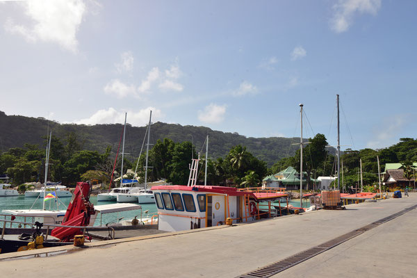 La Passe, Hafen - vor der Fährüberfahrt nach Praslin