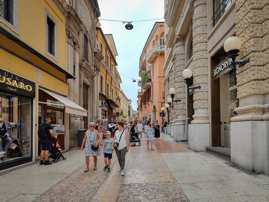 Via Mazzini - die Einkaufsstrasse von Verona