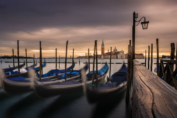 Venedig - Riva degli Schiavoni, Uferpromenade mit Gondeln und der Insel San Giorgio Maggiore im Hintergrund