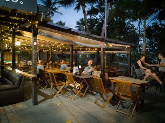 'The Garage Bar & Grill' direkt beim Strand