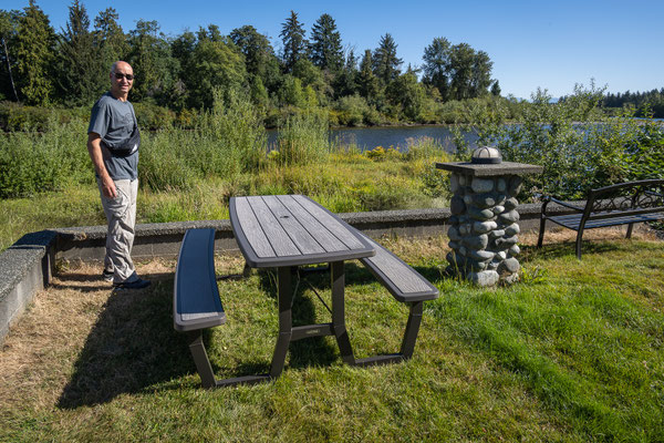 Campbell River Lodge - der Garten direkt am Fluss