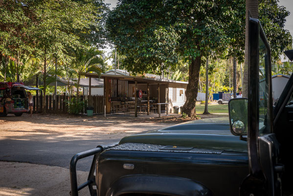 Tropic Breeze Caravan Park - unsere Campingparzelle, Camp-Kitchen im Hintergrund