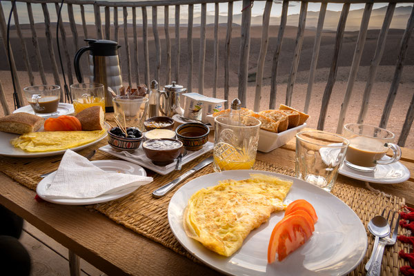 'Nkhila Lodge' - reichhaltiges Frühstück auf der Zelt-Terrasse