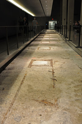 9/11 Museum - Original Fundament der Twin Tower unter dem Wasserfall-Pool