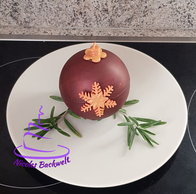 Schoko-Weihnachtshugel gefüllt mit Orangen-Cointreau-Mousse