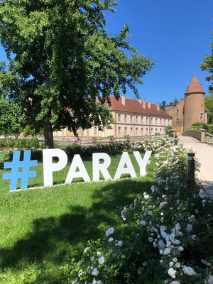Paray grüßt seine Gäste, im Hintergrund Klostergebäude neben der Basilika - Foto: Dirk Friedrich