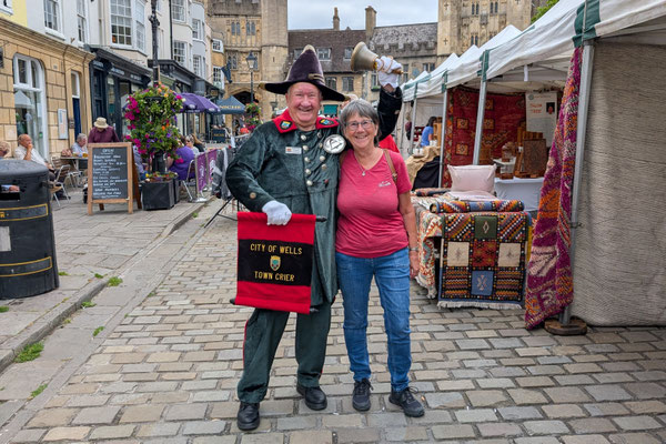 Wells Town Crier Len Sweales begrüßt Silvia 