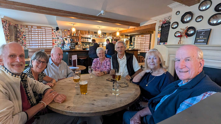 Besuch im Pub (von rechts): Brian, Julie, John, Dawn, Dave, Silvia, Hans-Jürgen