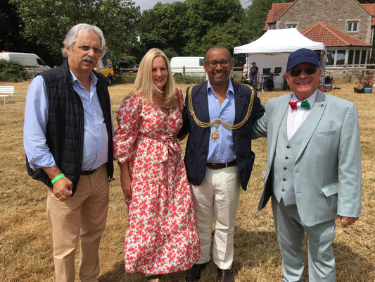 v. links n. rechts:  John North (Chairman of Wells Twinning Association, Mary-Ellen Nowell (Mayoress), Louis Agabani (651st Mayor of Wells), Tony D'Ovidio