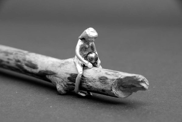 Ringfrau mit Perle