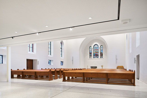 Weisser Terrazzoboden in einer Kirche4