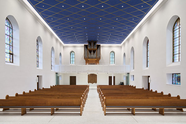 Weisser Terrazzoboden in einer Kirche5