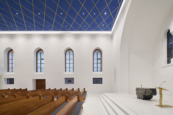 Weisser Terrazzoboden in einer Kirche6