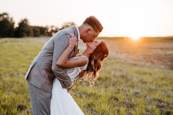 Brautpaarshooting Hochzeitsfotos zum Sonnenuntergang- Hochzeitsfotograf purelovestories