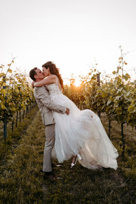 Hochzeitsfotos zum Sonnenuntergang in den Weinbergen