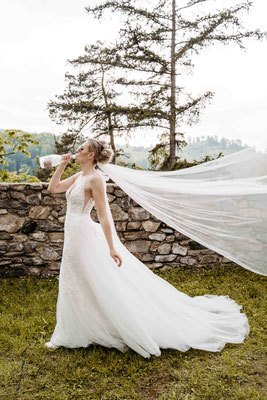 Ruine Dobra - Braut mit Champagner - Hochzeitsfotograf Niederösterreich