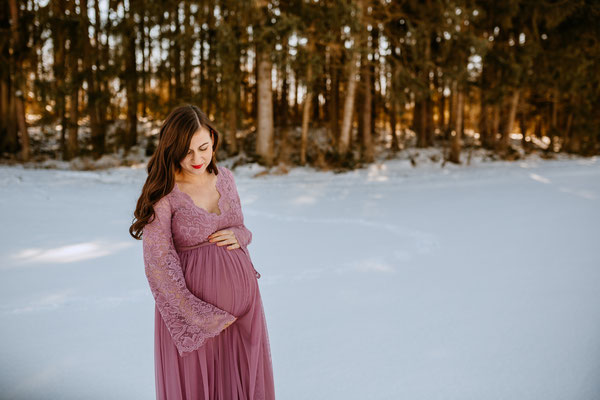 Schwangerschaft Fotoshooting mit Babybauchkleidern