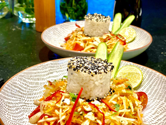 Sesam Sushi Reis, grüne Papaya Salat asiatisch, vor ort im Topf zubereitet und geklopft, Rezepte by_stefan_mueller Instagram Koreander, Thai Basilikum