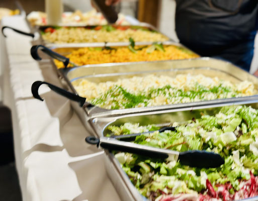 Salatbuffet oder andere Beilagen, warm oder kalt.