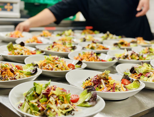 gemischter Salat als Buffet oder Vorspeise. Wähle serviert oder Selbstbedienung