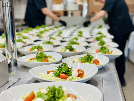 Vorspeise Tomaten Mozzarella Salat mit Honidressing